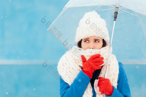 悲哀的恶心的冬女人佃户租种的土地透明的雨伞