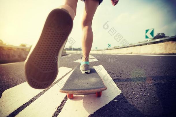 滑板运动员滑板运动向路