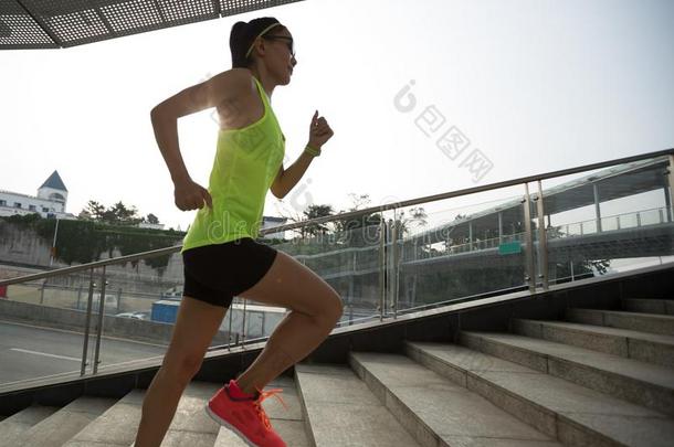 赛跑者女运动家攀登的在上面城市楼梯慢跑和跑步