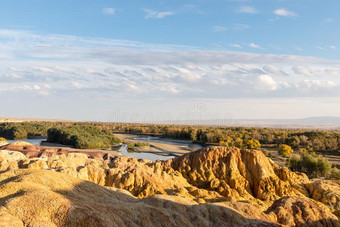 美丽的新疆富有色彩的海滩在黄昏图片
