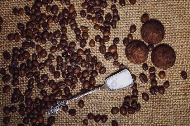 咖啡<strong>豆豆</strong>和<strong>巧克力</strong>c和ies向麻袋布关在上面.咖啡<strong>豆</strong>