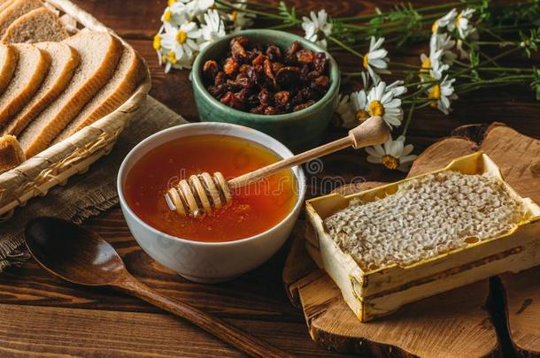 蜂蜜采用白色的陶器的碗,蜂蜜沥干架勺,自家制的蜂蜜