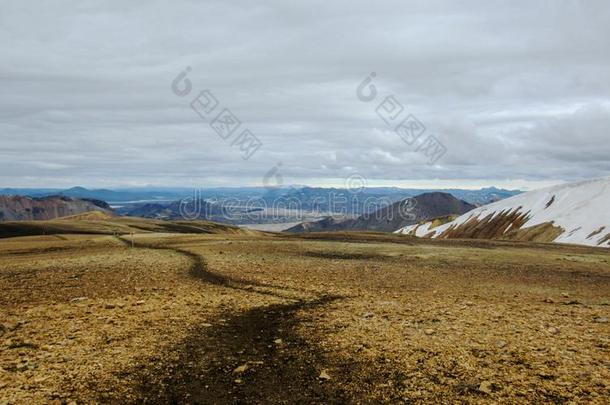 笑声徒步旅行小路出行通过遥远的,非常激动人心的斯金纳