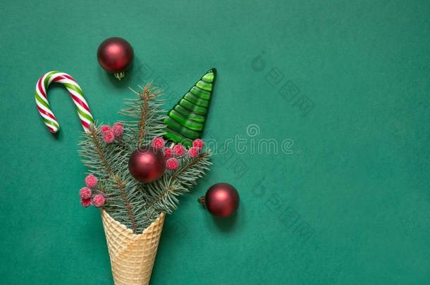 冰乳霜圆锥体和圣诞节装饰关于冷杉树枝,糖果
