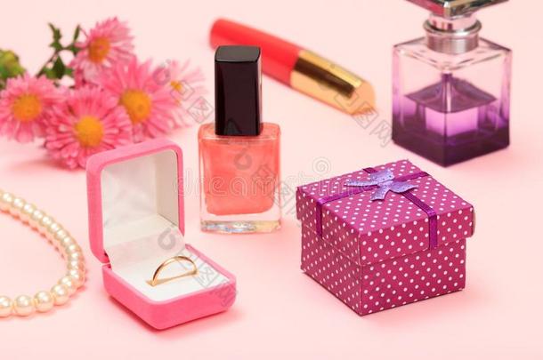 赠品盒和美容品向一粉红色的b一ckground