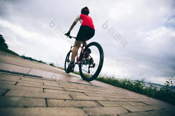 骑自行车的人骑马山自行车向日出海滨