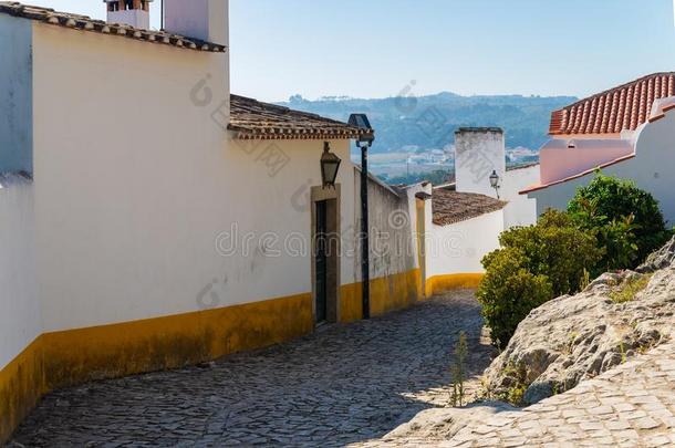 舒适的狭隘的大街关于老的城镇奥比杜什,葡萄牙