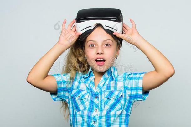 数字的将来的和改革.小的小孩采用VirtualReality虚拟现实戴在头上的耳机或听筒.幸福的