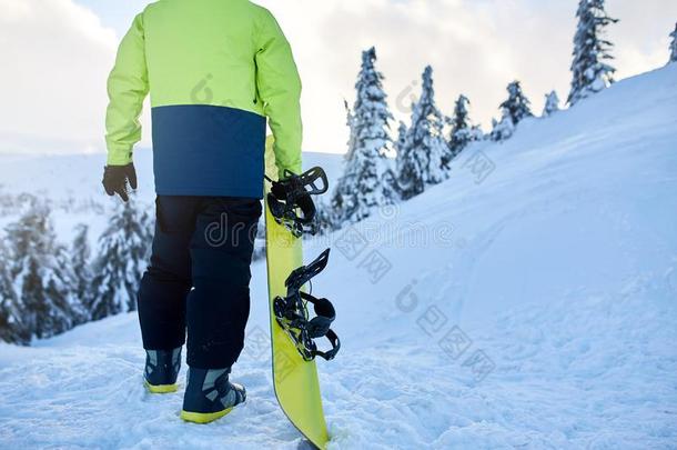 背看法关于<strong>雪山</strong>飞魂<strong>攀登</strong>的和他的板向指已提到的人登上FaroeIslands法罗群岛