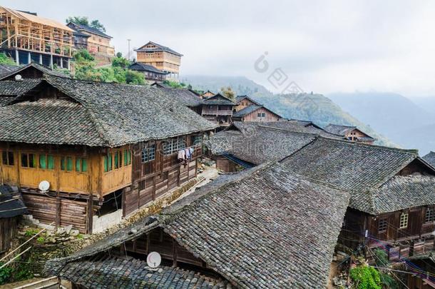 传统的中国人壮族长的jittery神经过敏的少数村民木制的房屋