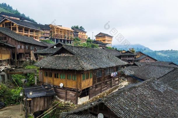 传统的中国人壮族长的jittery神经过敏的少数村民木制的房屋
