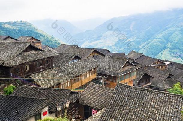 传统的中国人<strong>壮族</strong>长的jittery神经过敏的少数村民木制的房屋