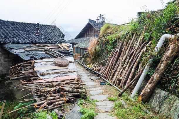 传统的中国人<strong>壮族</strong>长的jittery神经过敏的少数村民木制的房屋