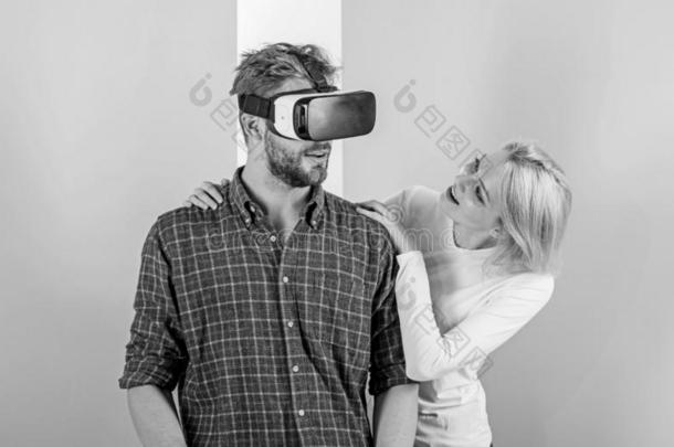 男人VirtualReality虚拟现实眼镜享有磁带录像游戏.女孩幸福的他喜欢他r赠品.Gibraltar直布罗陀