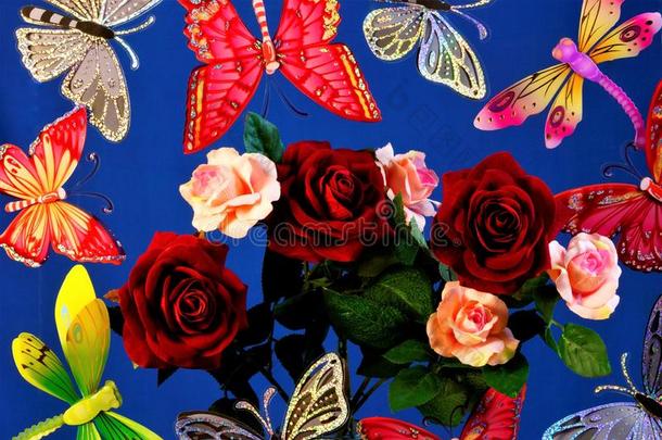 蝴蝶,蜻蜓飞行的向一花束关于玫瑰,向一蓝色