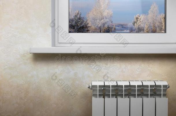 白色的暖气装置暖气片向一光w一ll在下面指已提到的人白色的窗