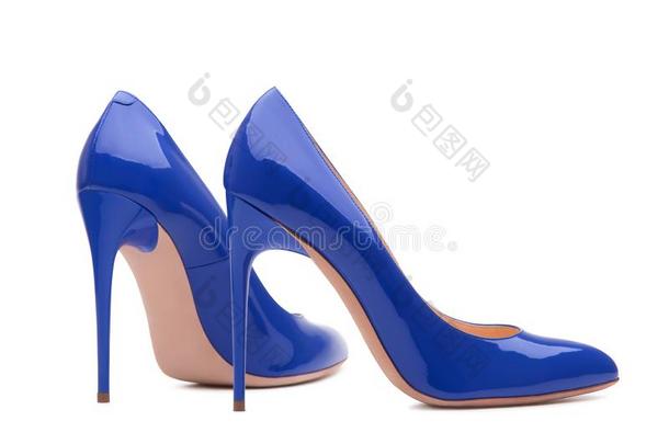 一一副关于美丽的蓝色鞋子和高的高跟鞋