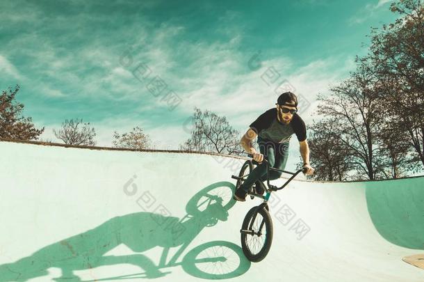 bicyclemotorcross双轮摩托车越野赛骑手制造戏法.家伙骑马一bicyclemotorcross双轮摩托车越野赛自行