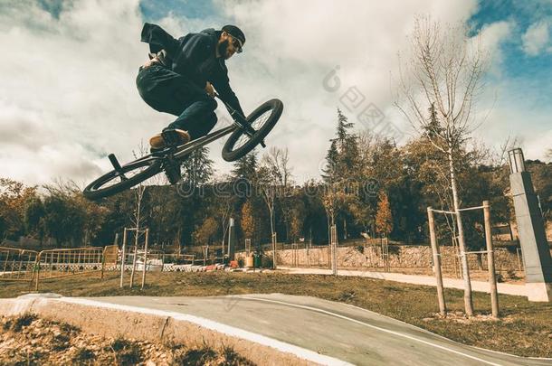 bicyclemotorcross双轮摩托车越野赛骑手制造戏法.家伙骑马一bicyclemotorcross双轮摩托车越野赛自行