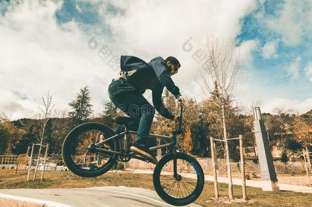 bicyclemotorcross双轮摩托车越野赛骑手制造戏法.家伙骑马一bicyclemotorcross双轮摩托车越野赛自行