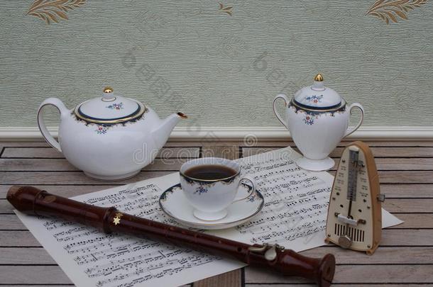 英语<strong>茶杯</strong>和<strong>茶杯</strong>托,茶壶和食糖碗,节拍器为