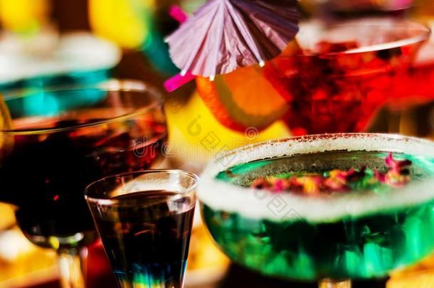 美味的和富有色彩的饮料有<strong>根基</strong>的向各种各样的酒,糖浆和