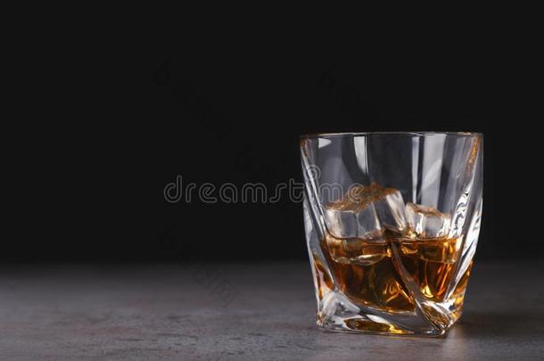金色的威士忌酒采用玻璃和冰立方形的东西向表.