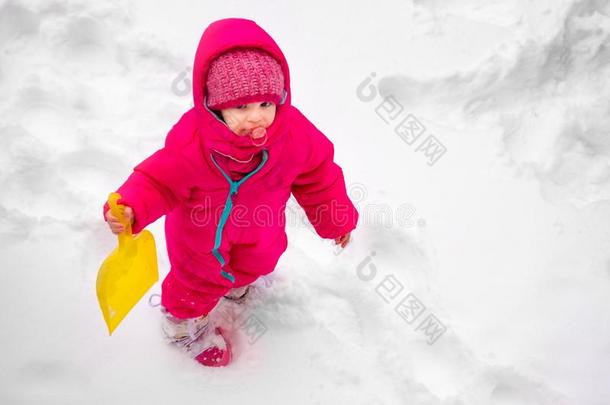 小的婴儿女孩看法比赛雪穿粉色衣服小孩滑雪一套外衣冬