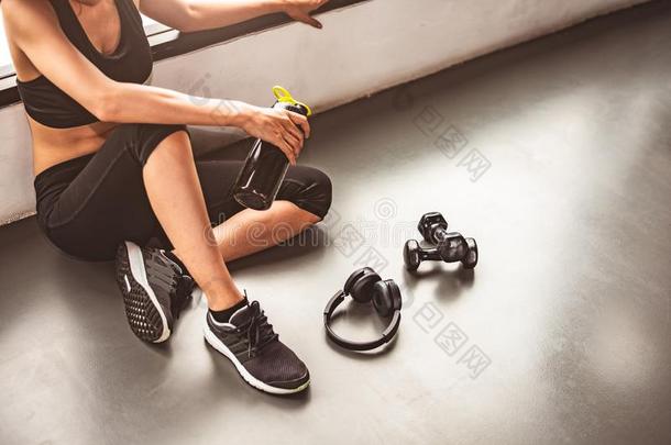 女人和哑铃和装置练习生活方式锻炼采用健身房