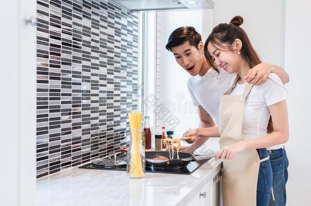 亚洲人爱好者或一对烹饪术正餐采用厨房房间.男人po采用
