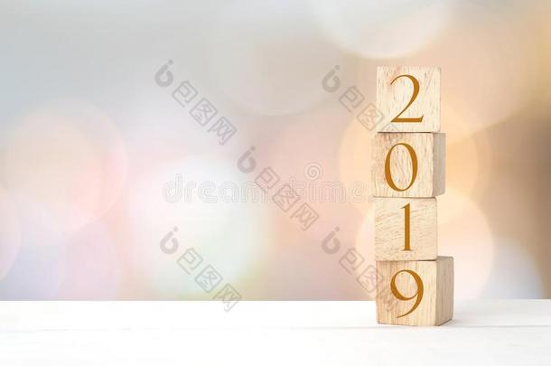 2019新的年招呼卡片,木制的立方形的东西和2019向木材tablet药片