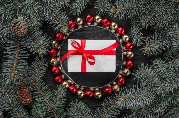 圣诞节卡片和礼物和冷杉树枝