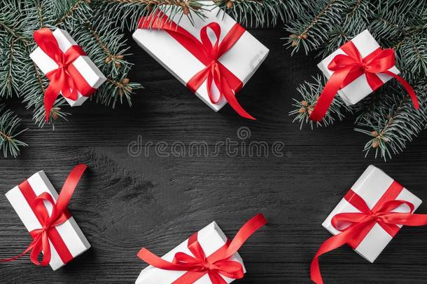 圣诞节卡片和白色的礼物和冷杉树枝