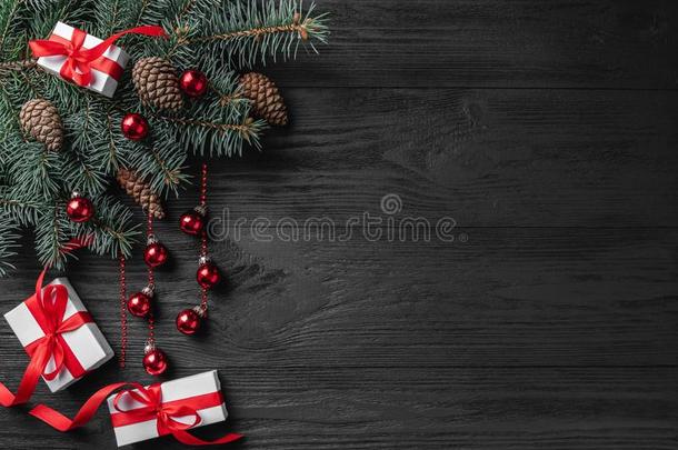 圣诞节卡片和白色的礼物和冷杉树枝