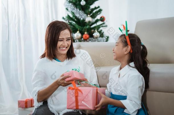 妈妈和女儿微笑什么时候佃户租种的土地一现在的