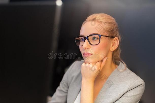 女商人<strong>工作</strong>的在计算机采用夜办公室