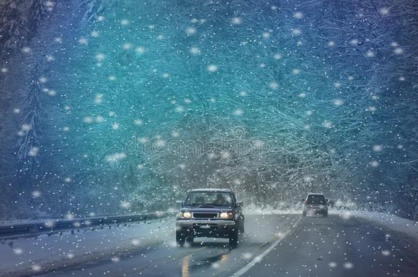 活动的汽车向下雪的冬路am向g冷冻的森林后的雨夹雪或雹.