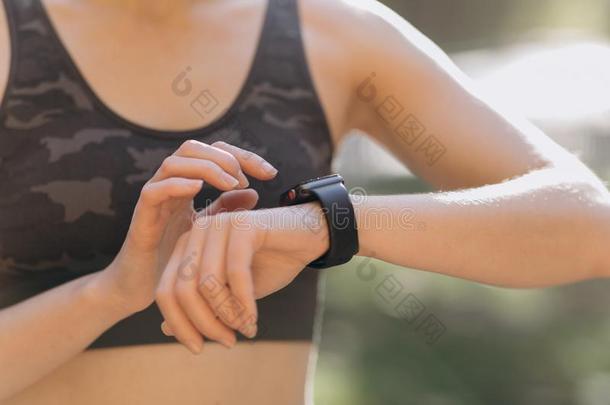 女人使用她智能手表触摸屏可穿用的科技德维克