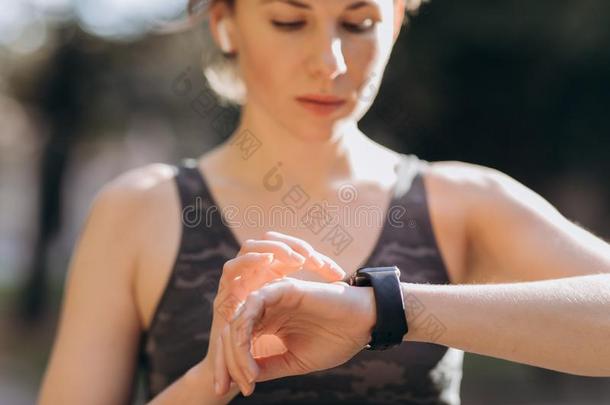 女人使用她智能手表触摸屏可穿用的科技德维克