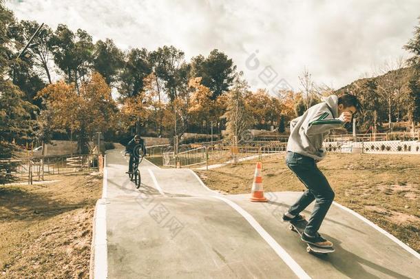 年幼的滑板运动员和bicyclemotorcross<strong>双</strong>轮摩托车越野赛自行车.年幼的人<strong>开业</strong>的都市的