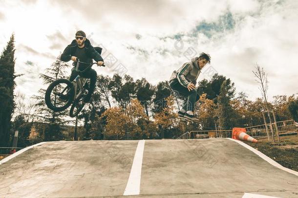 年幼的滑板运动员和bicyclemotorcross<strong>双</strong>轮摩托车越野赛自行车.年幼的人<strong>开业</strong>的都市的