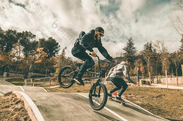 年幼的滑板运动员和bicyclemotorcross<strong>双</strong>轮摩托车越野赛自行车.年幼的人<strong>开业</strong>的都市的