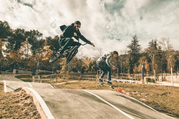 年幼的滑板运动员和bicyclemotorcross<strong>双</strong>轮摩托车越野赛自行车.年幼的人<strong>开业</strong>的都市的