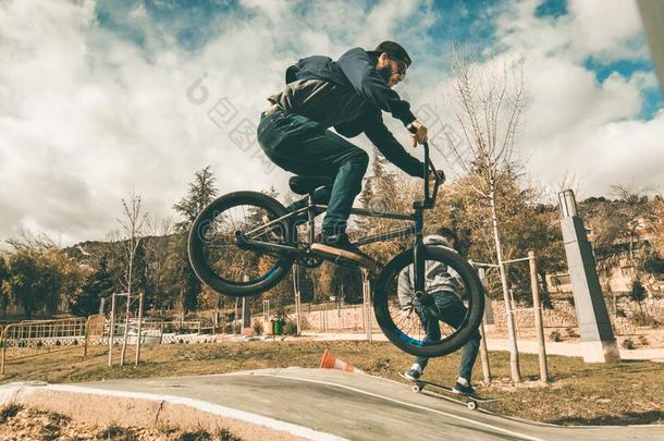 年幼的滑板运动员和bicyclemotorcross<strong>双</strong>轮摩托车越野赛自行车.年幼的人<strong>开业</strong>的都市的