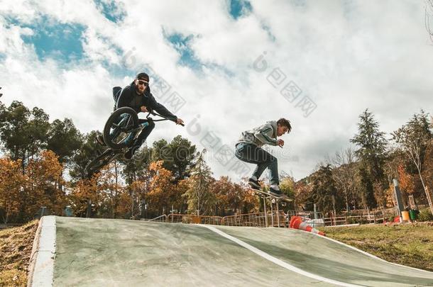 年幼的滑板运动员和bicyclemotorcross<strong>双</strong>轮摩托车越野赛自行车.年幼的人<strong>开业</strong>的都市的