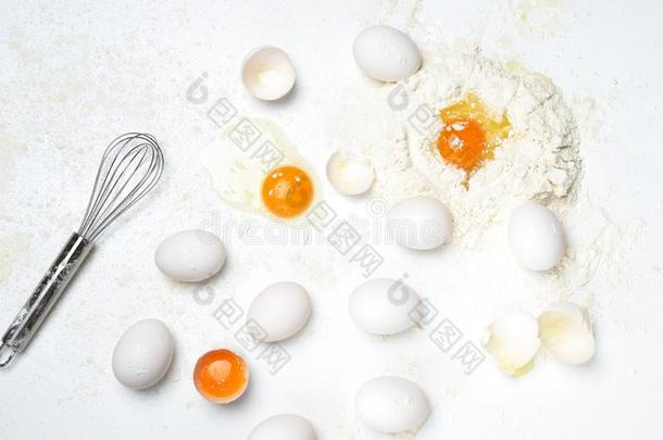 制造新鲜的面团或生面团.卵,面粉向指已提到的人白色的背景