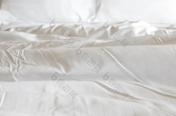 白色的枕头和凌乱的凌乱的毛毯向床采用床room关在上面