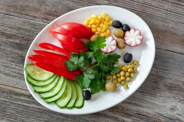 素食者食物:剁碎的蔬菜由组成关于番茄,库库姆贝