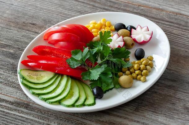 素食者食物:剁碎的蔬菜由组成关于番茄,库库姆贝