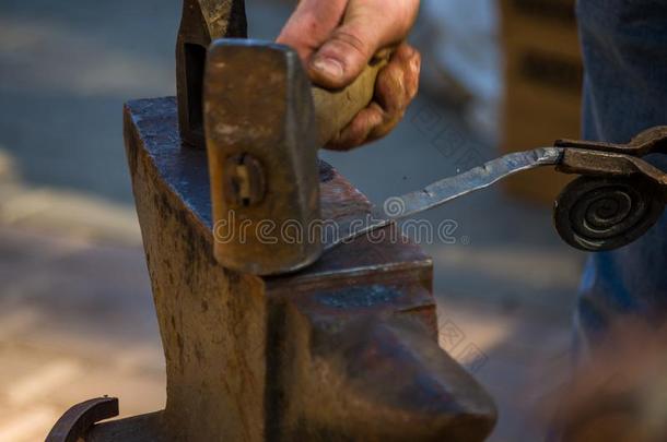 铁匠执行指已提到的人锻炼关于热的灼热的金属向指已提到的人安维